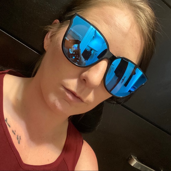 Black Oversized Sunnies with Mirror Tint in lenses - Picture 5 of 5